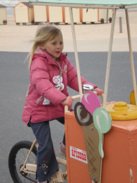 émelyne sur le marchand de glace